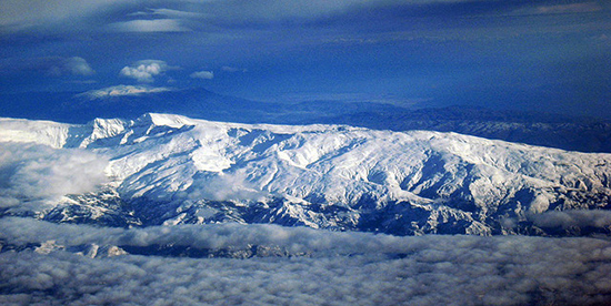 Sierra Nevada: the privilege of skiing by the sea