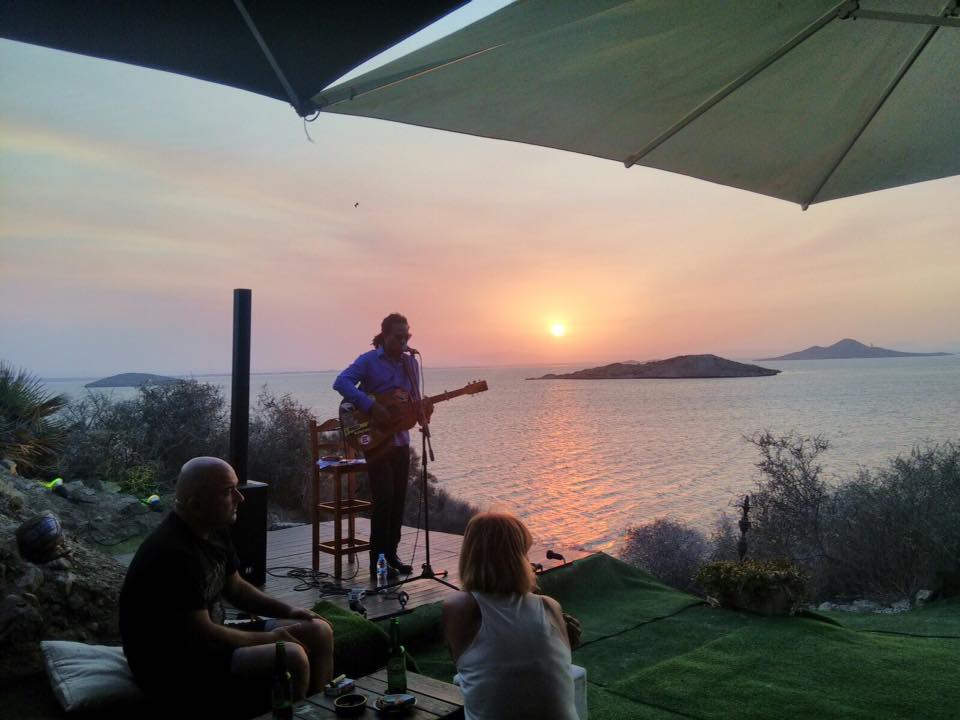 “Only Route”: Beach Bars on Both Sides of the Pond